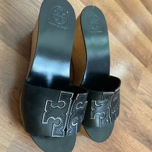 Tory Burch logo front wedged slide
